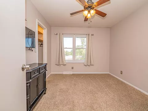 Bedroom - 101 Lakeview Dr, Glasgow, MO 65254 photo 6 of 8