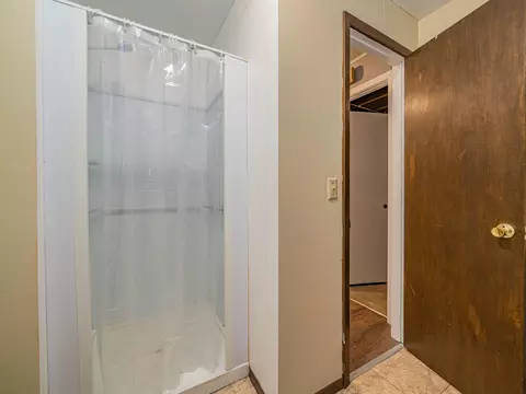 Bath - 101 Lakeview Dr, Glasgow, MO 65254 photo 2 of 3