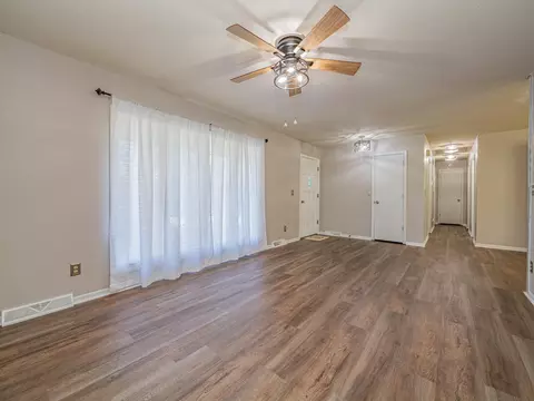 Living - 101 Lakeview Dr, Glasgow, MO 65254 photo 4 of 5