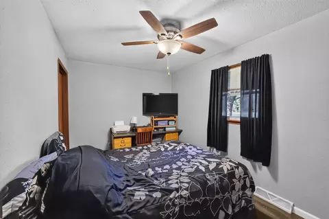 Bedroom - 3900 E Graybill Rd, Sturgeon, MO 65284 photo 2 of 6