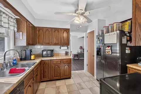 Kitchen - 3900 E Graybill Rd, Sturgeon, MO 65284 photo 2 of 3