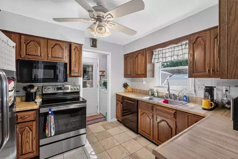 Kitchen - 3900 E Graybill Rd, Sturgeon, MO 65284 photo 1 of 3