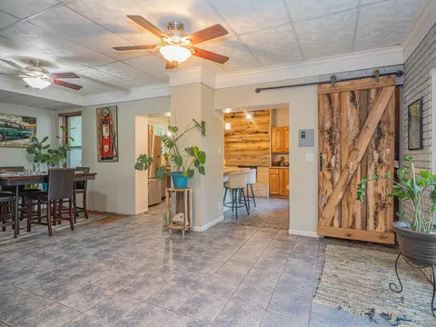 Entry Way - 320 S 4th St, Moberly, MO 65270 photo 6 of 9
