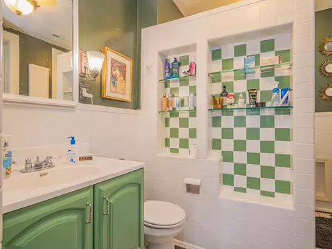 Bath - 320 S 4th St, Moberly, MO 65270 photo 3 of 4