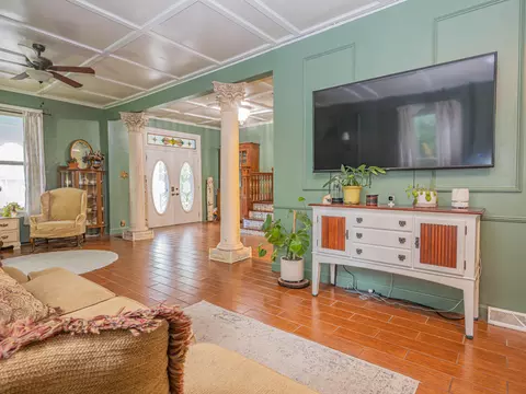 Entry Way - 320 S 4th St, Moberly, MO 65270 photo 4 of 9