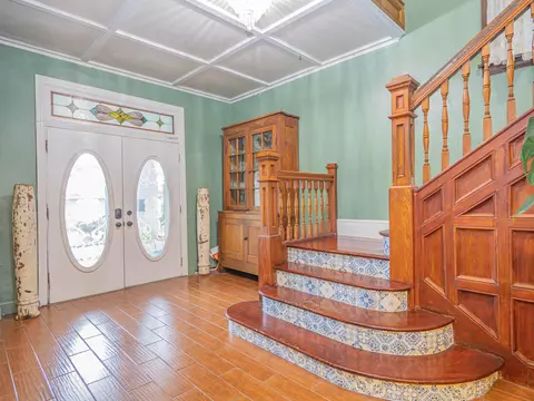 Entry Way - 320 S 4th St, Moberly, MO 65270 photo 3 of 9
