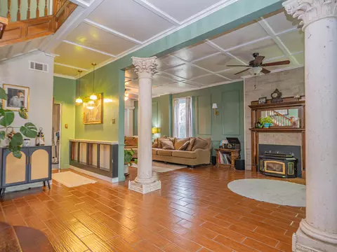Entry Way - 320 S 4th St, Moberly, MO 65270 photo 2 of 9
