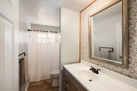 Bath - 4270 E Hillcrest Dr, Columbia, MO 65202 photo 1 of 2