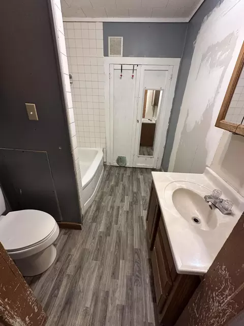 Bath - 1108 Union St, Glasgow, MO 65254 photo 1 of 2