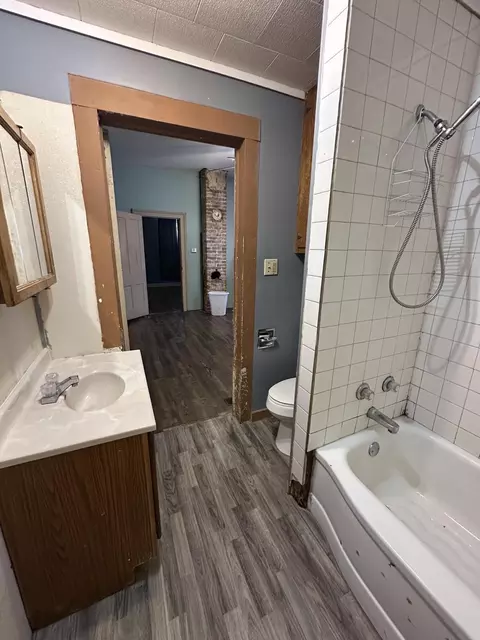 Bath - 1108 Union St, Glasgow, MO 65254 photo 2 of 2