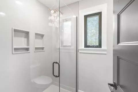 Bath - 18550 Cantrell Dr, Boonville, MO 65233 photo 5 of 8