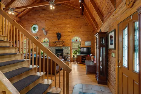 Entry Way - 2341 Mueller Ln, Pilot Grove, MO 65276 photo 2 of 5