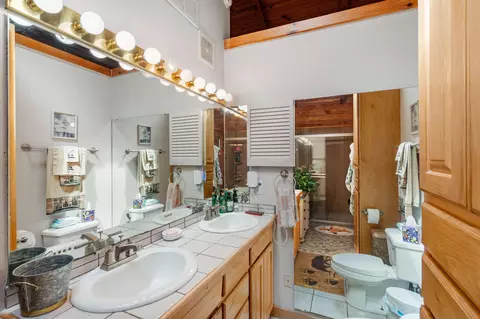 Bath - 2341 Mueller Ln, Pilot Grove, MO 65276 photo 2 of 4