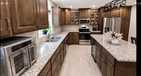 Kitchen - 21 Blue Ridge Dr, Eldon, MO 65026 photo 2 of 2