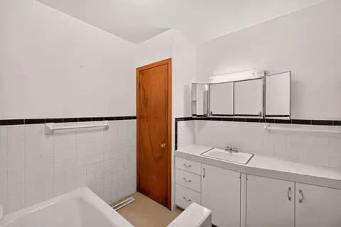 Bath - 215 W 6th St, Fulton, MO 65251 photo 1 of 3