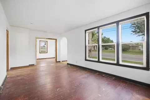Living - 1127 E Main St, Linn, MO 65051 photo 3 of 4
