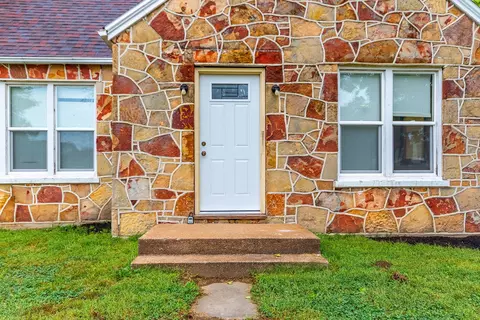 Exterior - 1127 E Main St, Linn, MO 65051 photo 3 of 7