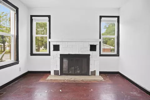Living - 1127 E Main St, Linn, MO 65051 photo 2 of 4