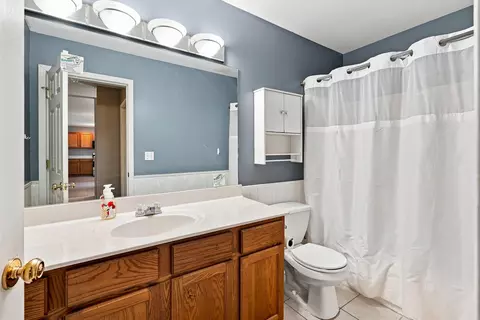 Bath - 2665 E Alfalfa Dr, Columbia, MO 65202 photo 2 of 3
