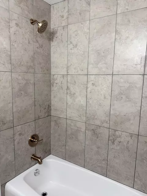 Bath - 1800 Iris Dr, Columbia, MO 65202 photo 3 of 4