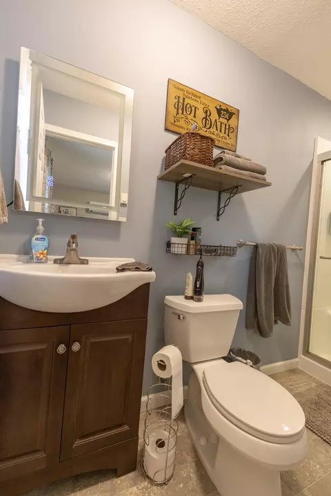 Bath - 9755 E Lake San-lynn Rd, Centralia, MO 65240 photo 3 of 5