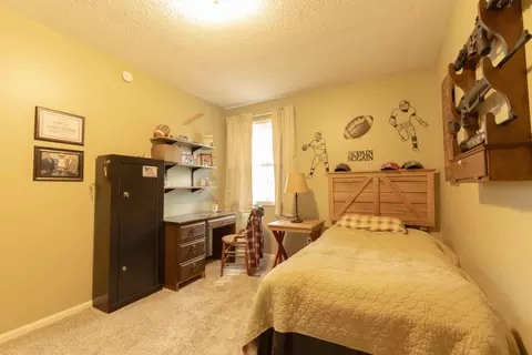 Bedroom - 9755 E Lake San-lynn Rd, Centralia, MO 65240 photo 7 of 9