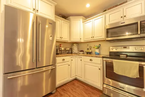 Kitchen - 9755 E Lake San-lynn Rd, Centralia, MO 65240 photo 6 of 7