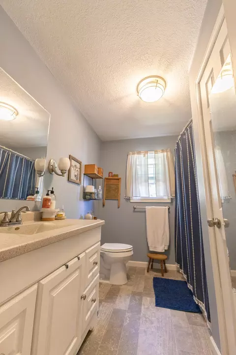 Bath - 9755 E Lake San-lynn Rd, Centralia, MO 65240 photo 1 of 5