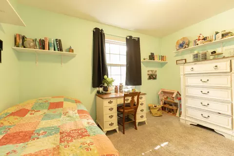 Bedroom - 9755 E Lake San-lynn Rd, Centralia, MO 65240 photo 5 of 9