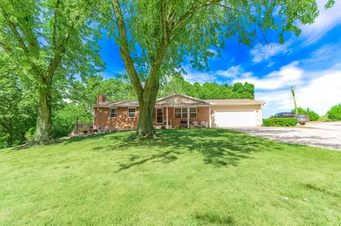 9755 E Lake San-lynn Rd, Centralia, MO 65240