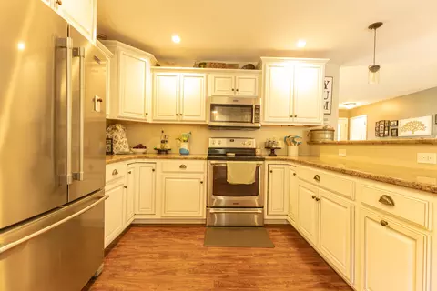 Kitchen - 9755 E Lake San-lynn Rd, Centralia, MO 65240 photo 5 of 7