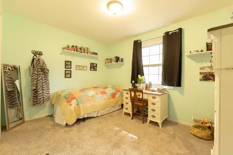Bedroom - 9755 E Lake San-lynn Rd, Centralia, MO 65240 photo 3 of 9