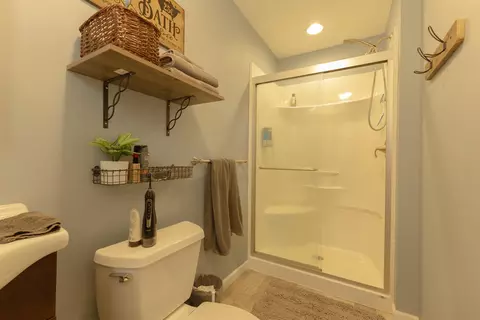Bath - 9755 E Lake San-lynn Rd, Centralia, MO 65240 photo 2 of 5