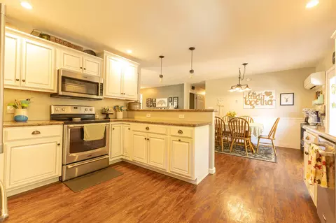 Kitchen - 9755 E Lake San-lynn Rd, Centralia, MO 65240 photo 4 of 7