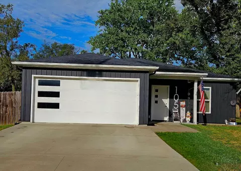 Exterior - 105 S Maple St, Centralia, MO 65240 photo 2 of 12