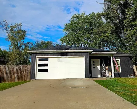 Exterior - 105 S Maple St, Centralia, MO 65240 photo 3 of 12