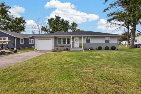 807 S Rollins St, Centralia, MO 65240