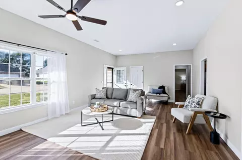 Living - 3206 Palmer Ct, Fulton, MO 65251 photo 5 of 8