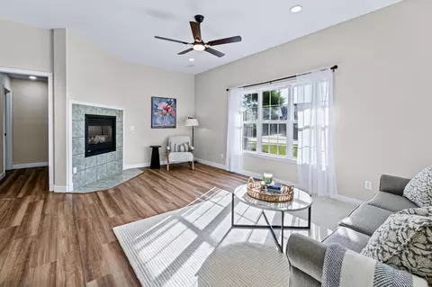 Living - 3206 Palmer Ct, Fulton, MO 65251 photo 2 of 8