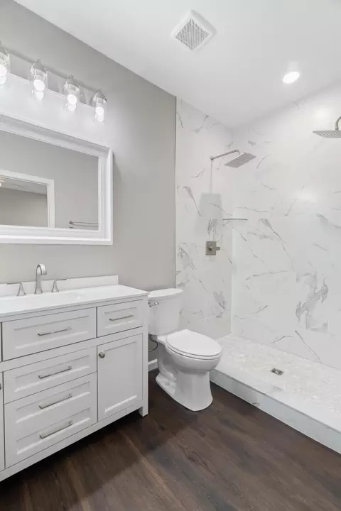 Bath - 1000 Henry St, Moberly, MO 65270 photo 2 of 5