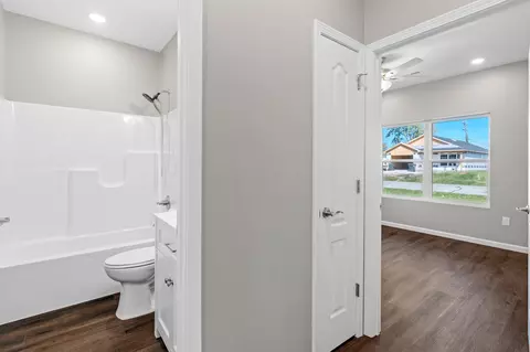 Entry Way - 1000 Henry St, Moberly, MO 65270 photo 5 of 6