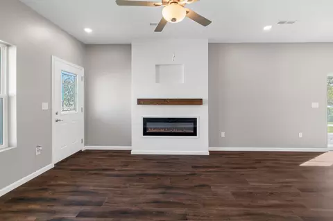 Living - 1000 Henry St, Moberly, MO 65270 photo 3 of 6