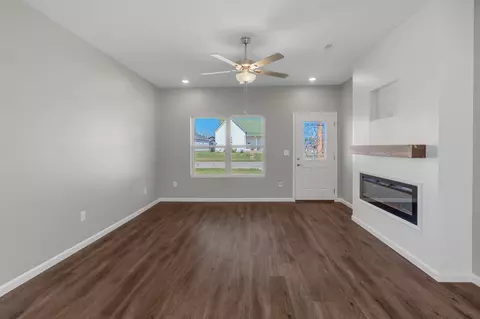 Living - 1000 Henry St, Moberly, MO 65270 photo 4 of 6