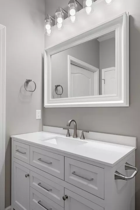 Bath - 1000 Henry St, Moberly, MO 65270 photo 4 of 5