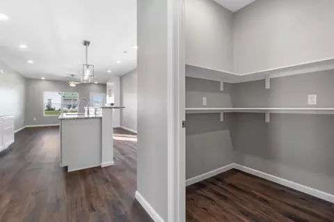 Entry Way - 1000 Henry St, Moberly, MO 65270 photo 3 of 6