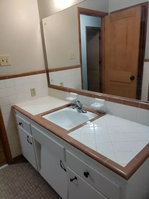 Bath - 2613 Summit Rd, Columbia, MO 65203 photo 1 of 7
