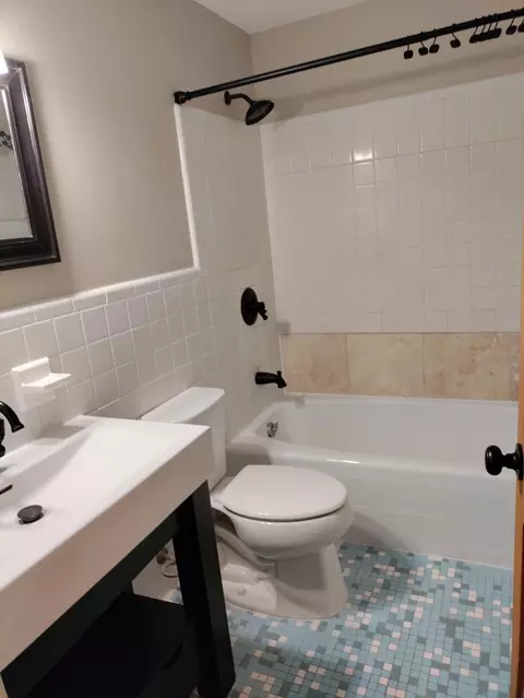 Bath - 2613 Summit Rd, Columbia, MO 65203 photo 4 of 7