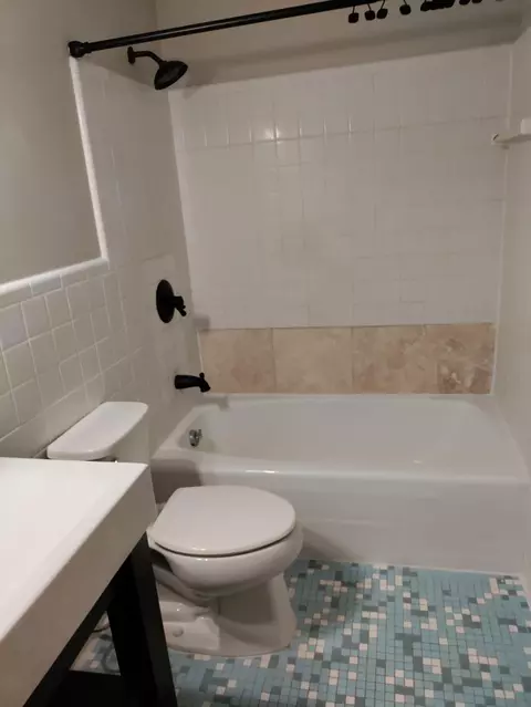Bath - 2613 Summit Rd, Columbia, MO 65203 photo 2 of 7
