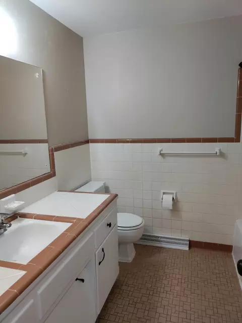 Bath - 2613 Summit Rd, Columbia, MO 65203 photo 3 of 7