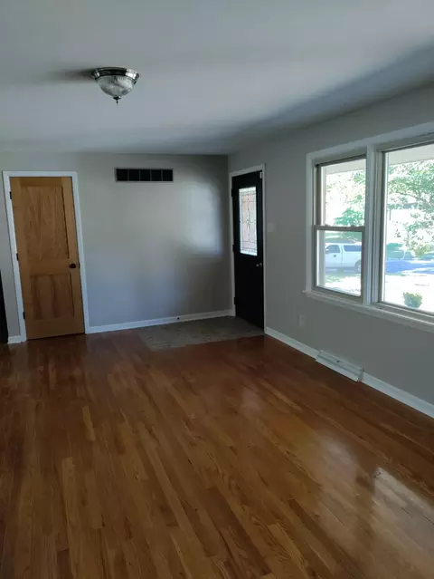 Living - 2613 Summit Rd, Columbia, MO 65203 photo 2 of 5
